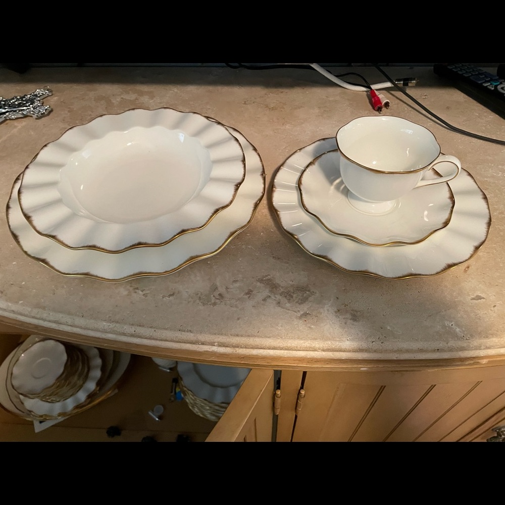 Mika’s a 5 piece place setting for 12. Like new (discontinued collection)